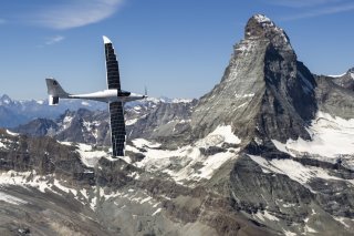 SolarStratos a poursuivi sa préparation vendredi avec un vol autour du Cervin. KEYSTONE/MARTIAL TREZZINI